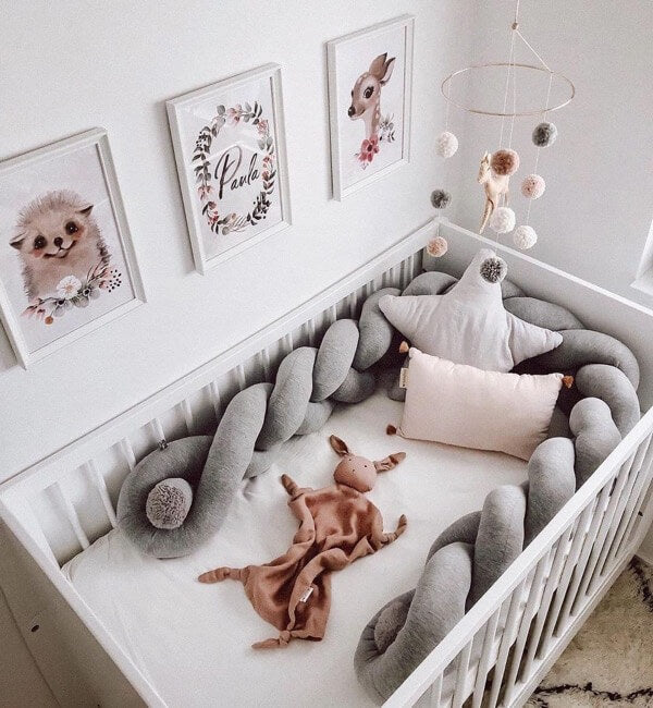 Chambre de bébé, literie et décoration