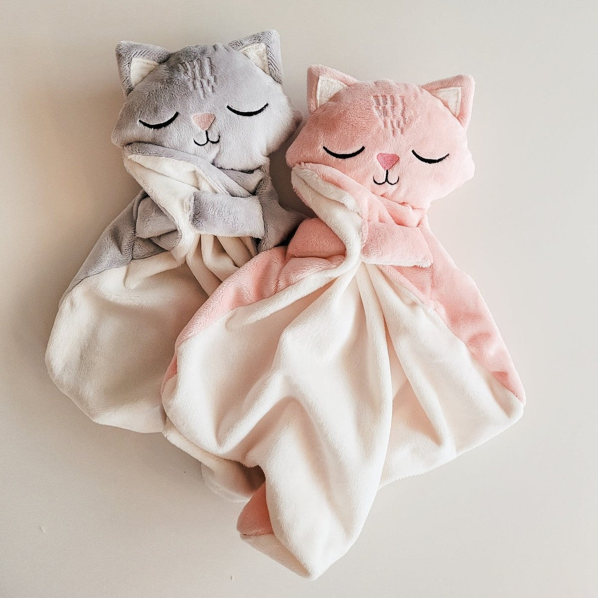 Doudou chat Ferguson endormi-Veille sur toi-Boutique LeoLudo
