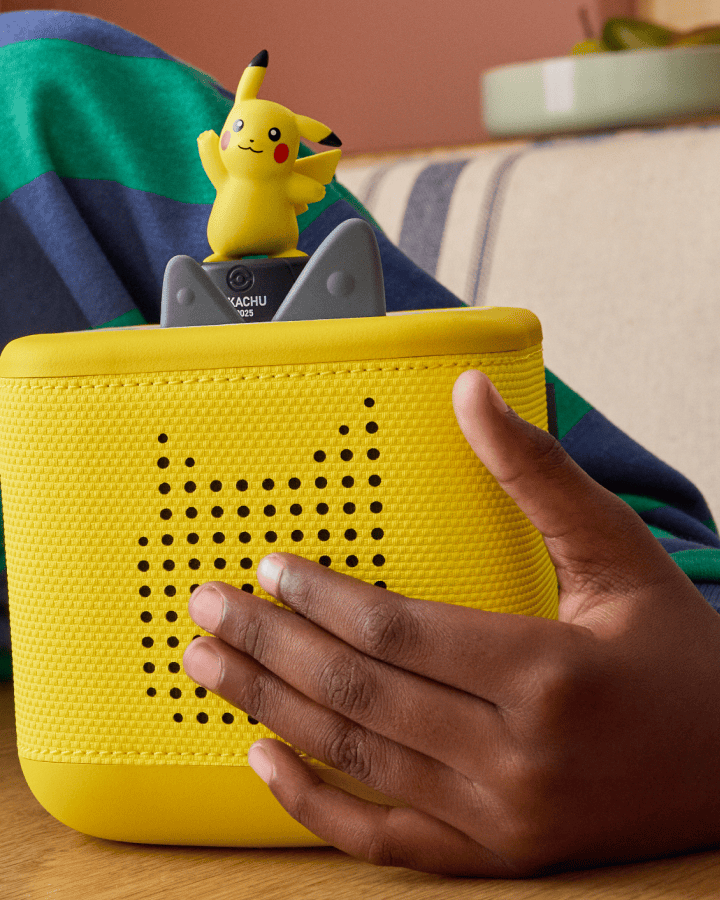 Enfant avec la Toniebox 2 Pikachu