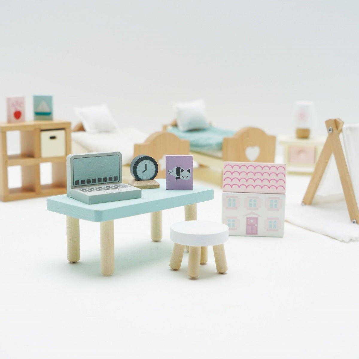 Chambre d'enfant Daisylane pour maison de poupée - Accessoires de maison de poupées - Boutique LeoLudo - Le Toy Van