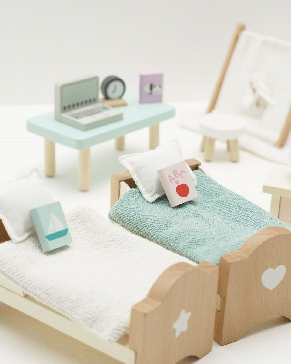 Chambre d'enfant Daisylane pour maison de poupée - Accessoires de maison de poupées - Boutique LeoLudo - Le Toy Van