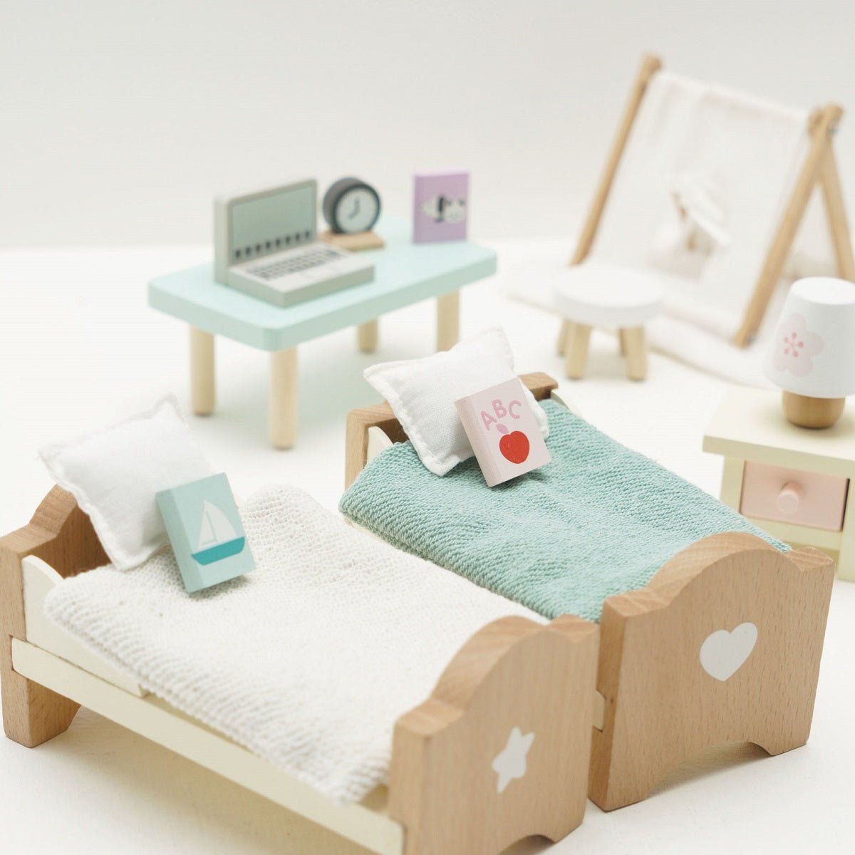 Chambre d'enfant Daisylane pour maison de poupée - Accessoires de maison de poupées - Boutique LeoLudo - Le Toy Van
