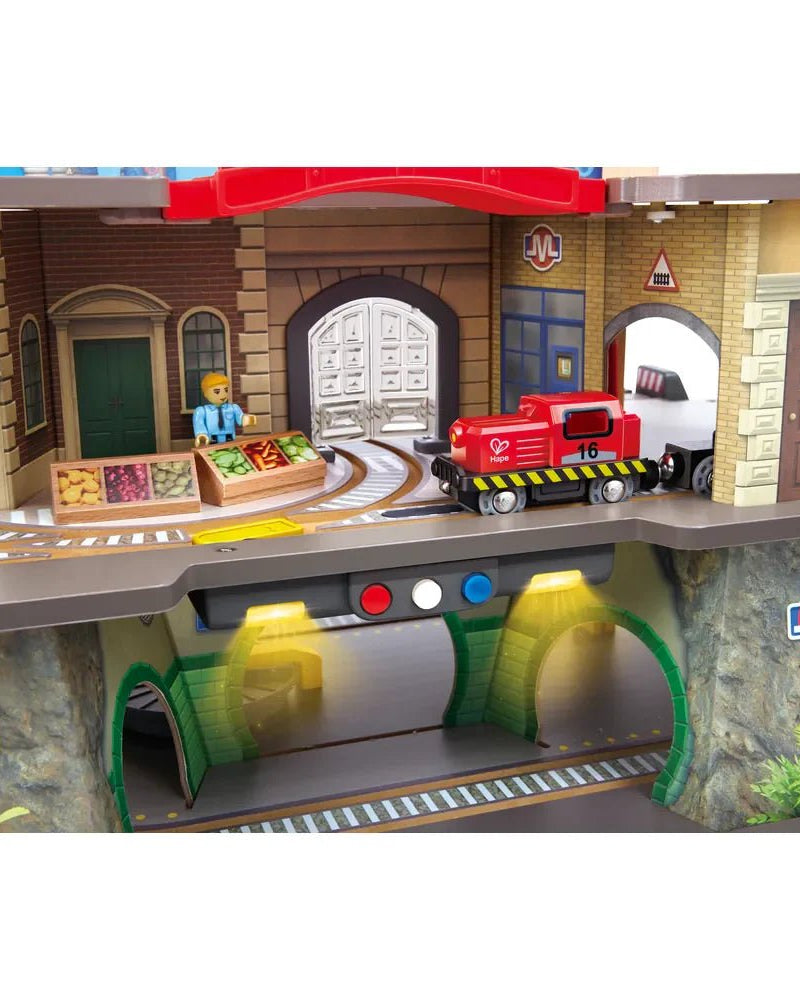 Circuit de train multi - niveaux – Ville interactive - Ensembles de jeu - Boutique LeoLudo - Hape