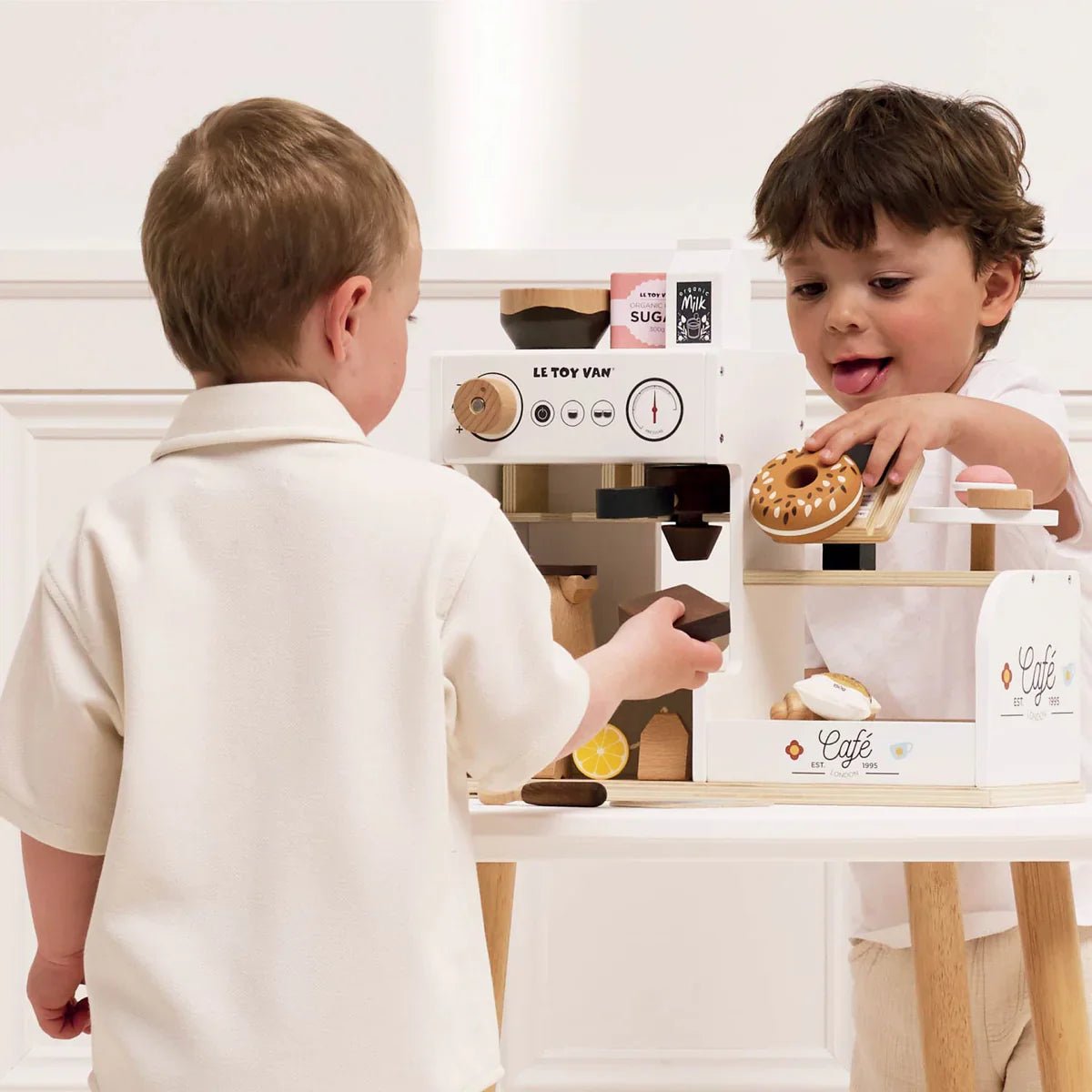Comptoir café Barista en bois - Jouets d'imitation - Boutique LeoLudo - Le Toy Van