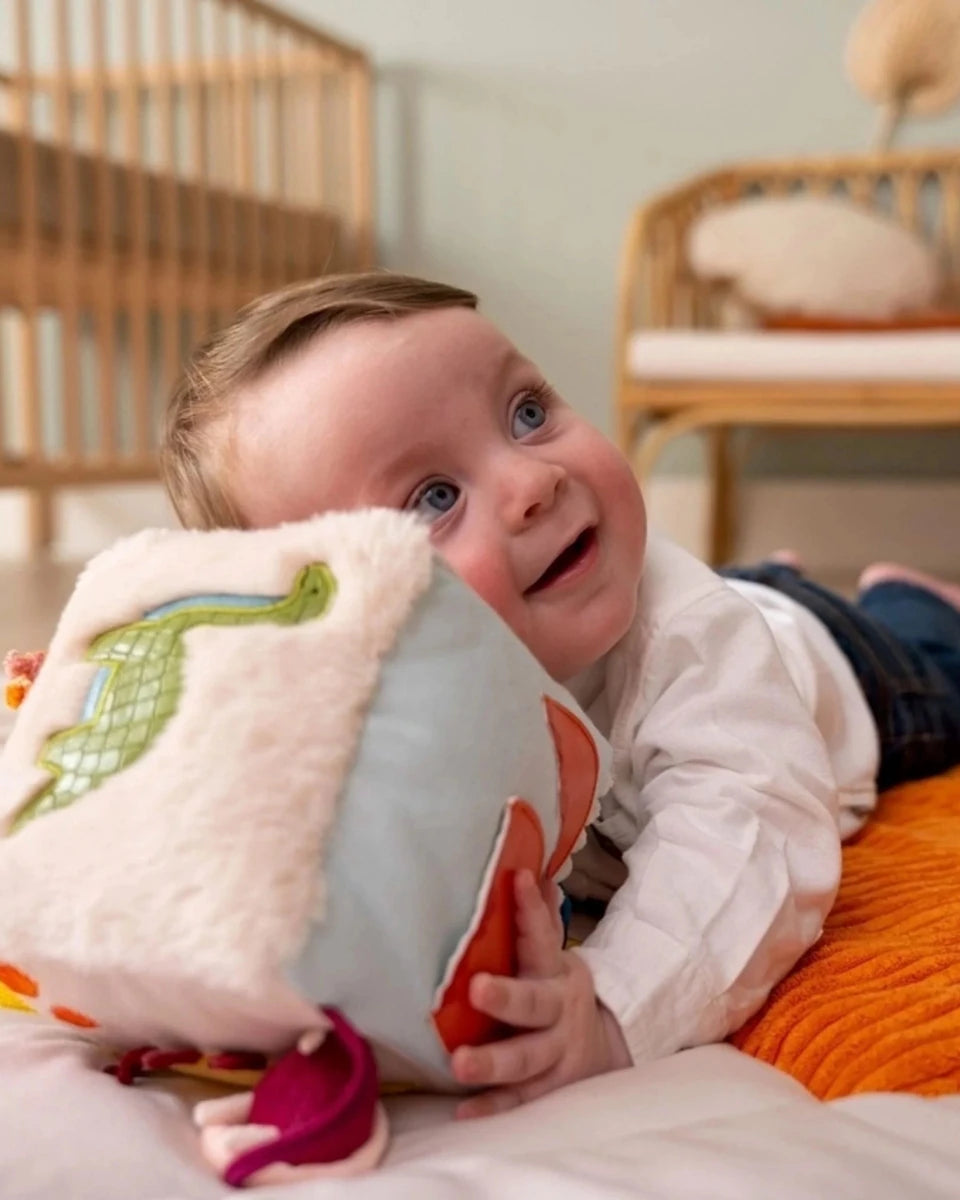 Cube d'activités sensorielles en tissu - Dino - Jouets d'éveil - Boutique LeoLudo - Little Big Friends