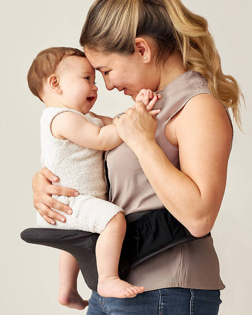 Itzy Hold & Fold™ – Porte-bébé siège de hanche -Équipement bébé- Boutique LeoLudo-Itzy Ritzy Canada