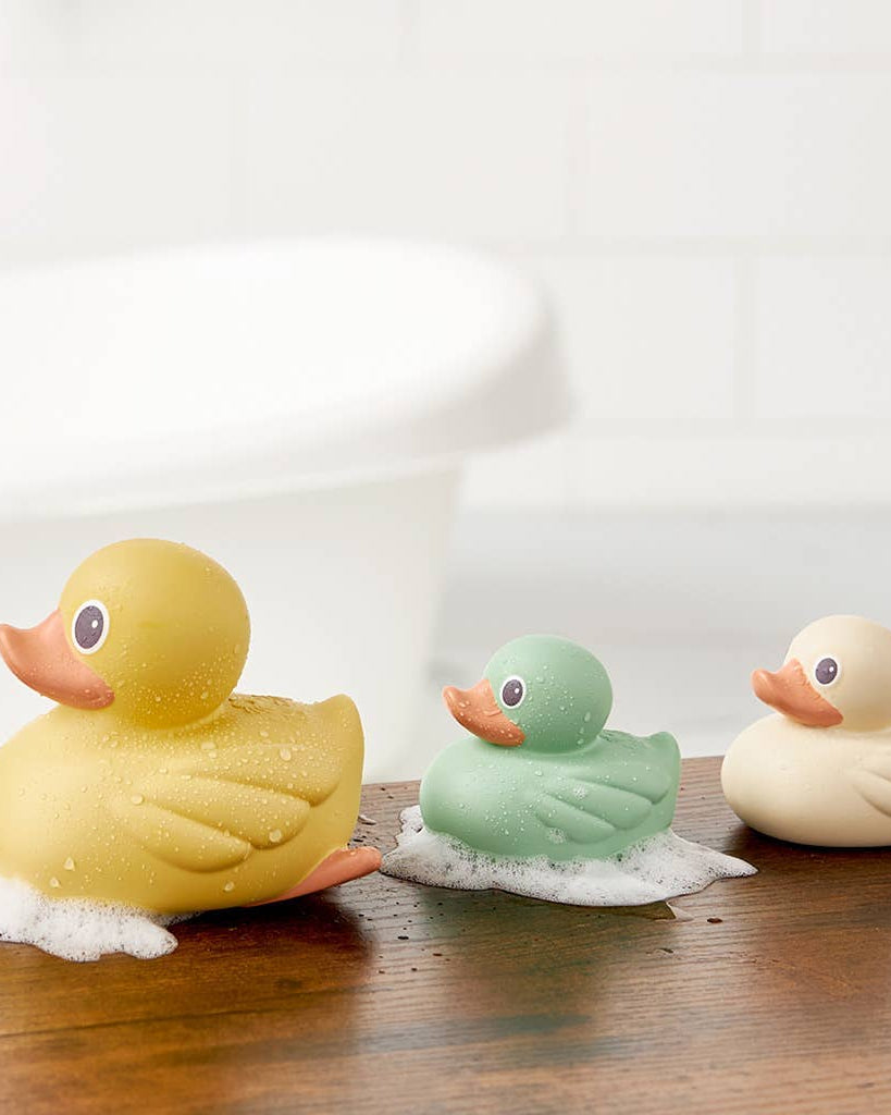 Jouets de bain bébé – Itzy Ducky Family™ - Jouets de bain - Boutique LeoLudo - Itzy Ritzy Canada