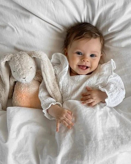 Lapin Polaire Moonie – Peluche sonore biologique avec veilleuse - Jouets d'éveil - Boutique LeoLudo - moonie