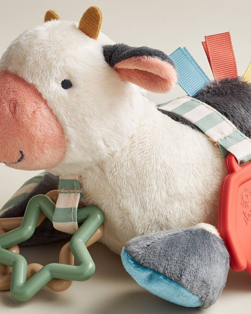 Peluche d’activités sensorielle bébé – Vache Itzy Friends Link & Love™ - Jouets d'éveil - Boutique LeoLudo - Itzy Ritzy Canada