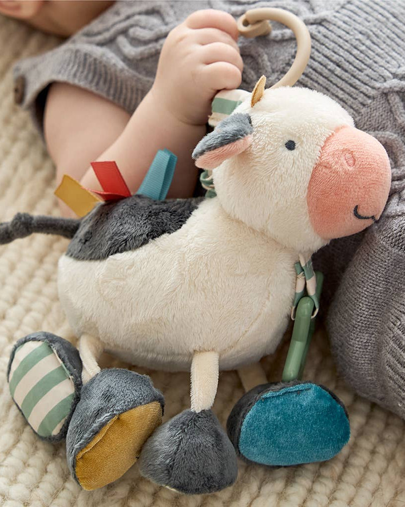 Peluche d’activités sensorielle bébé – Vache Itzy Friends Link & Love™ - Jouets d'éveil - Boutique LeoLudo - Itzy Ritzy Canada