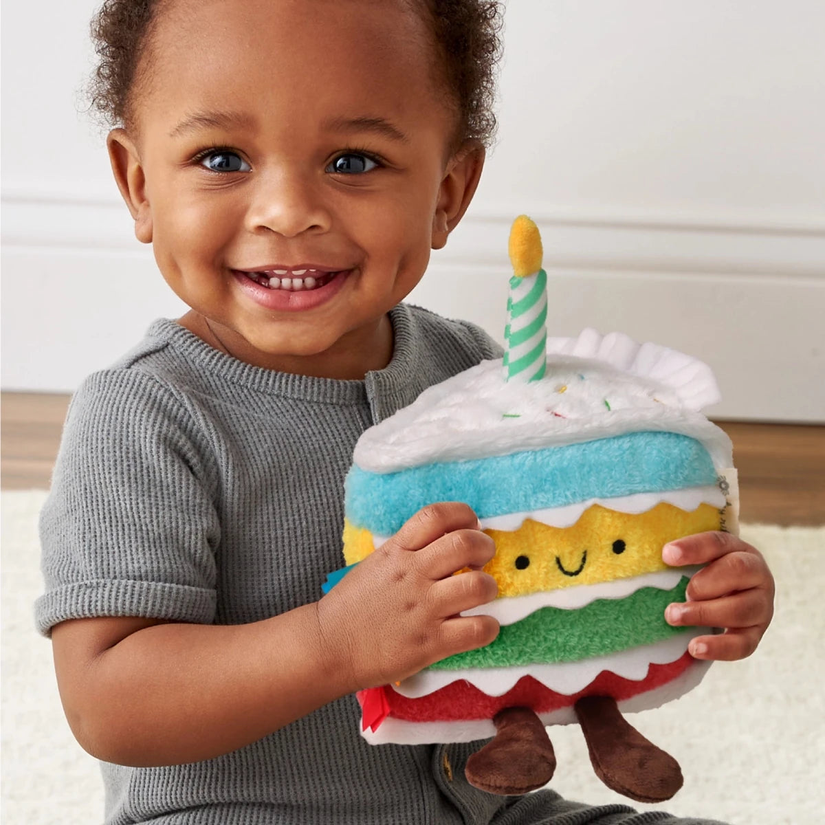 Peluche sensorielle bébé – Gâteau d’anniversaire -Peluches- Boutique LeoLudo-Itzy Ritzy Canada