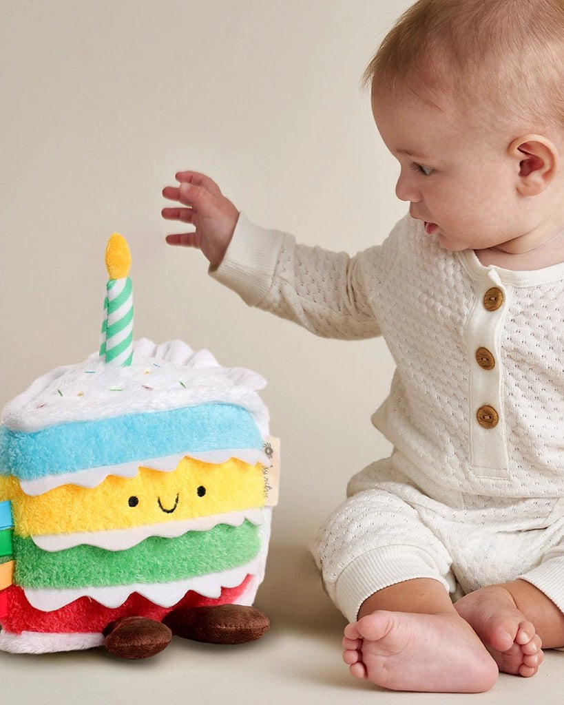 Peluche sensorielle bébé – Gâteau d’anniversaire -Peluches- Boutique LeoLudo-Itzy Ritzy Canada