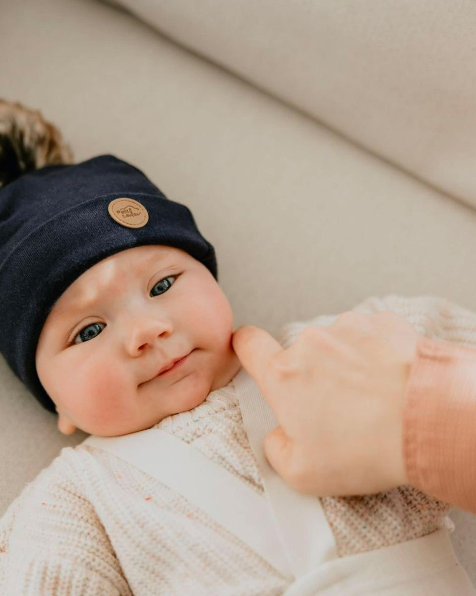Tuque à pompon en coton bio pour bébé 0-6m (options de couleur) -Accessoires vestimentaires- Boutique LeoLudo-Petit Coulou