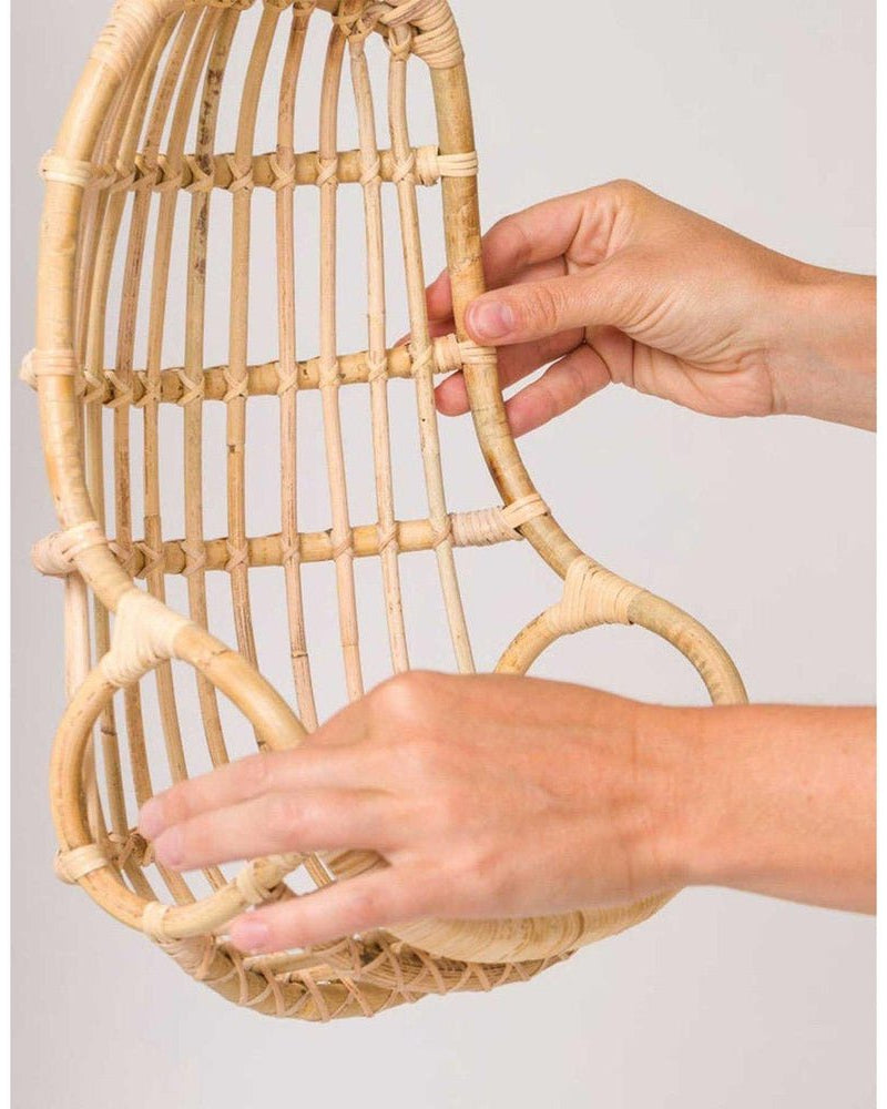 Chaise suspendue en rotin pour poupée - Accessoires poupée - Boutique LeoLudo - Poppie Toys