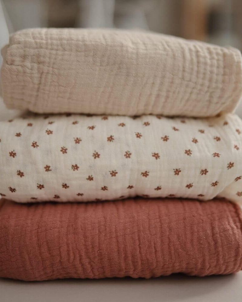 Drap contour de lit de bébé en mousseline - Bloom - Literie - Boutique LeoLudo - Mushie