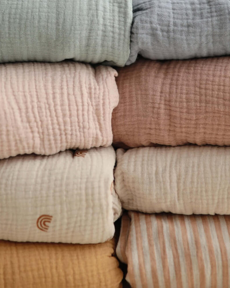 Drap contour de lit de bébé en mousseline - Blush - Literie - Boutique LeoLudo - Mushie