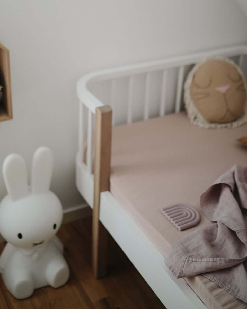 Drap contour de lit de bébé en mousseline - Blush - Literie - Boutique LeoLudo - Mushie
