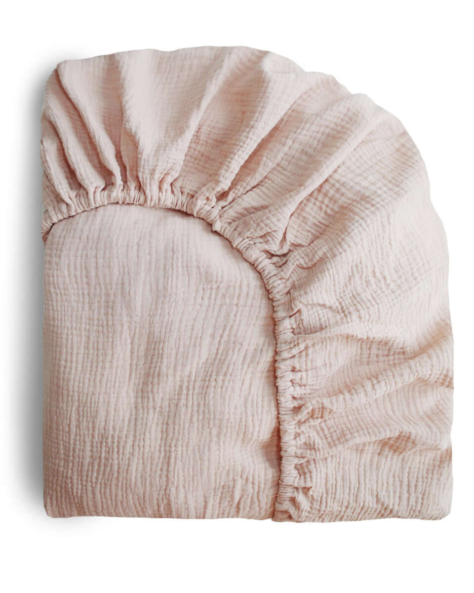 Drap contour de lit de bébé en mousseline - Blush - Literie - Boutique LeoLudo - Mushie