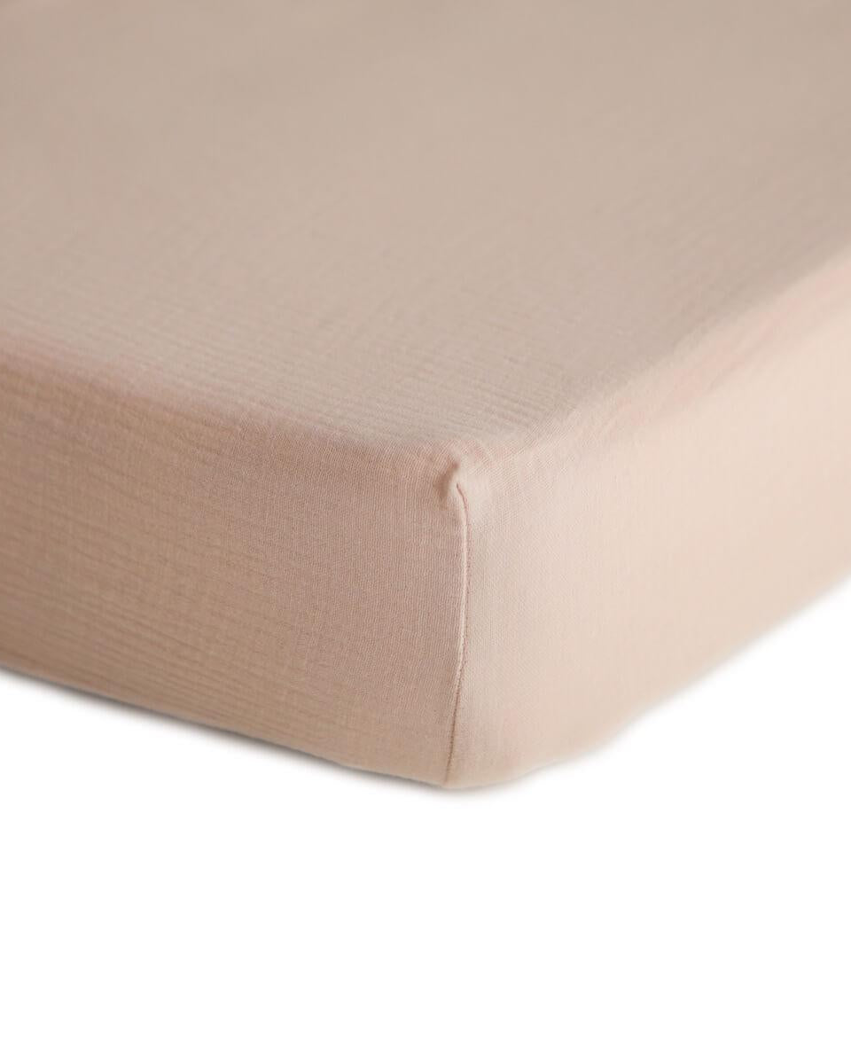 Drap contour de lit de bébé en mousseline - Blush - Literie - Boutique LeoLudo - Mushie