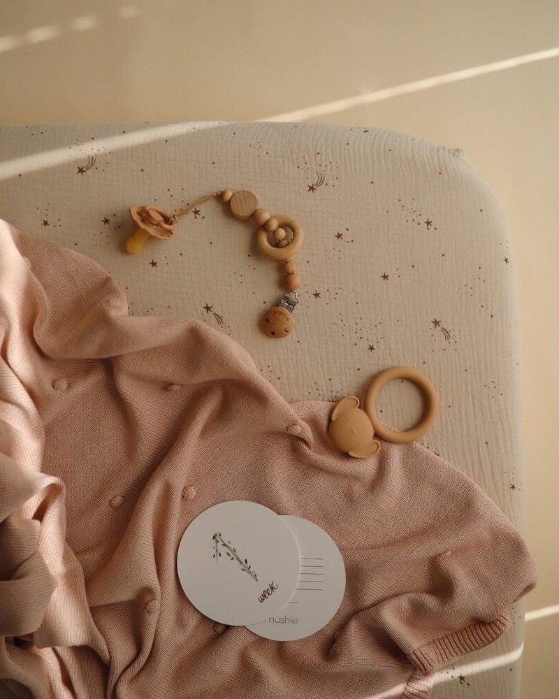 Drap contour de lit de bébé en mousseline - Étoiles filantes - Literie - Boutique LeoLudo - Mushie