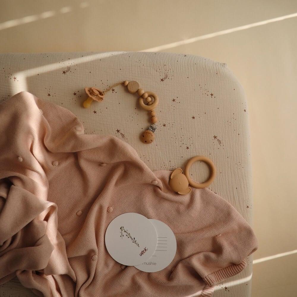 Drap contour de lit de bébé en mousseline - Étoiles filantes - Literie - Boutique LeoLudo - Mushie