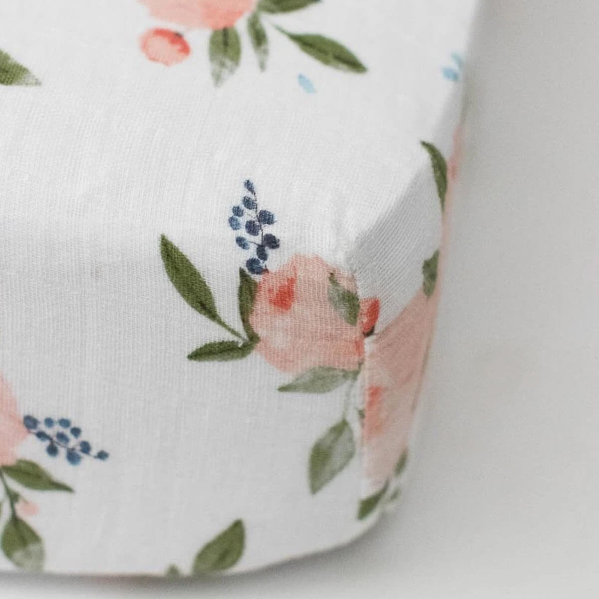 Drap contour en mousseline pour lit de bébé - Watercolor Roses - Literie - Boutique LeoLudo - Little Unicorn