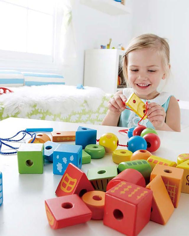 Formes en bois à enfiler (32 pcs) - Jeux de motricité fine - Boutique LeoLudo - Hape
