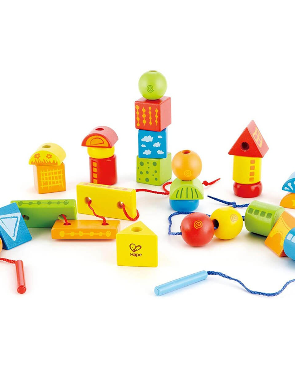 Formes en bois à enfiler (32 pcs) - Jeux de motricité fine - Boutique LeoLudo - Hape