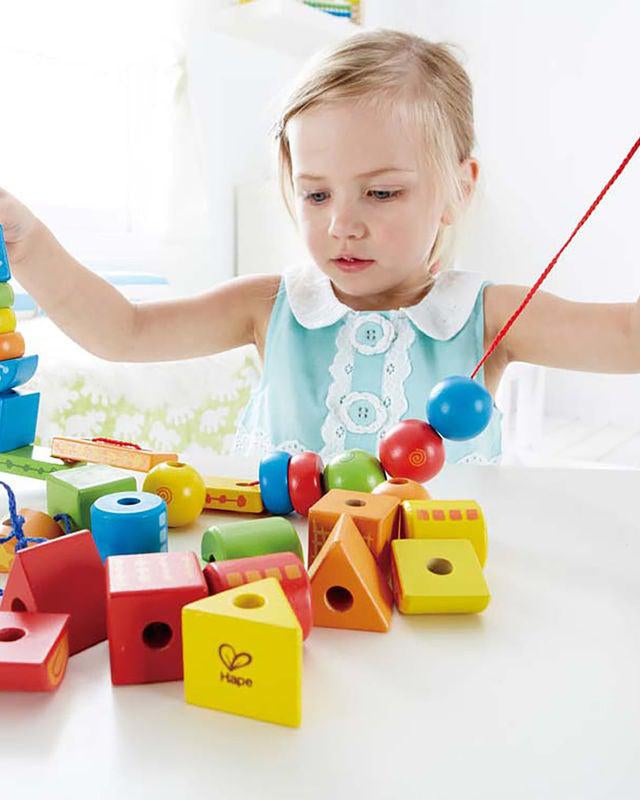 Formes en bois à enfiler (32 pcs) - Jeux de motricité fine - Boutique LeoLudo - Hape