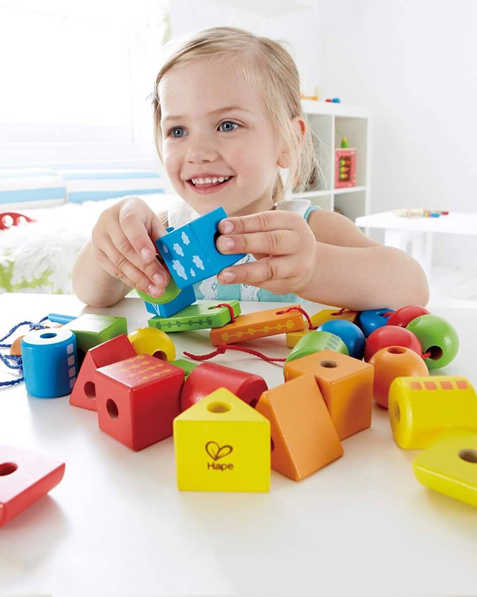 Formes en bois à enfiler (32 pcs) - Jeux de motricité fine - Boutique LeoLudo - Hape
