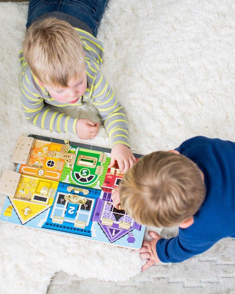 Planche avec portes à serrure - Jeux de motricité fine - Boutique LeoLudo - Melissa & Doug