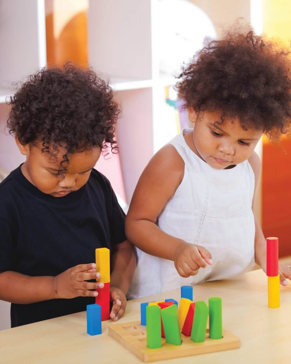 Plateau à chevilles géométrique - Jouets à trier & empiler - Boutique LeoLudo - Plan Toys
