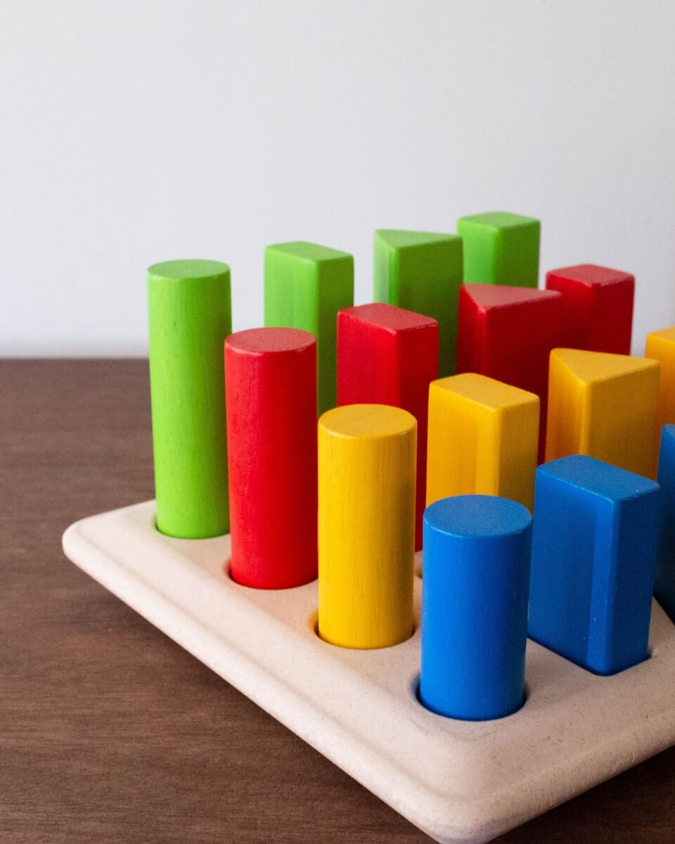 Plateau à chevilles géométrique - Jouets à trier & empiler - Boutique LeoLudo - Plan Toys