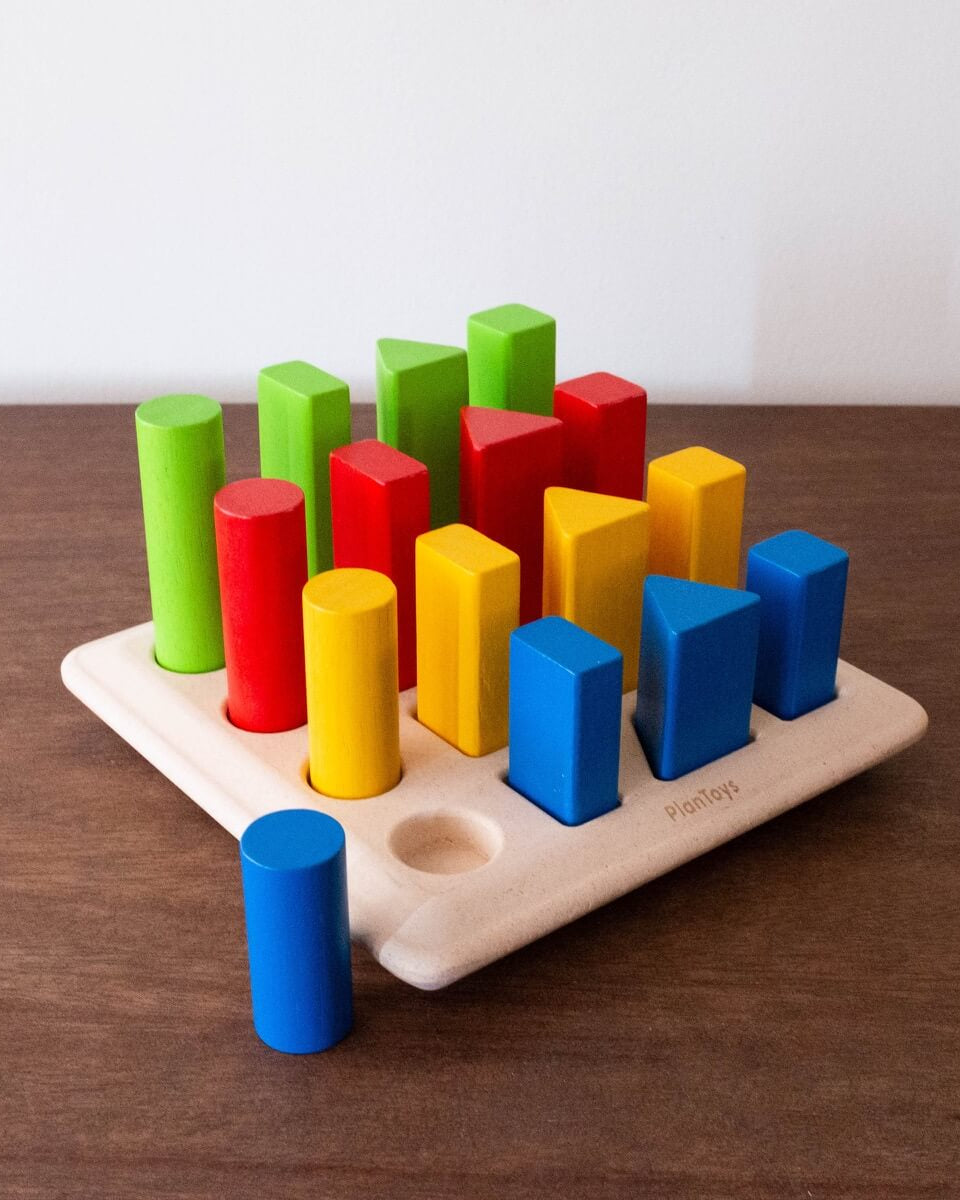 Plateau à chevilles géométrique - Jouets à trier & empiler - Boutique LeoLudo - Plan Toys