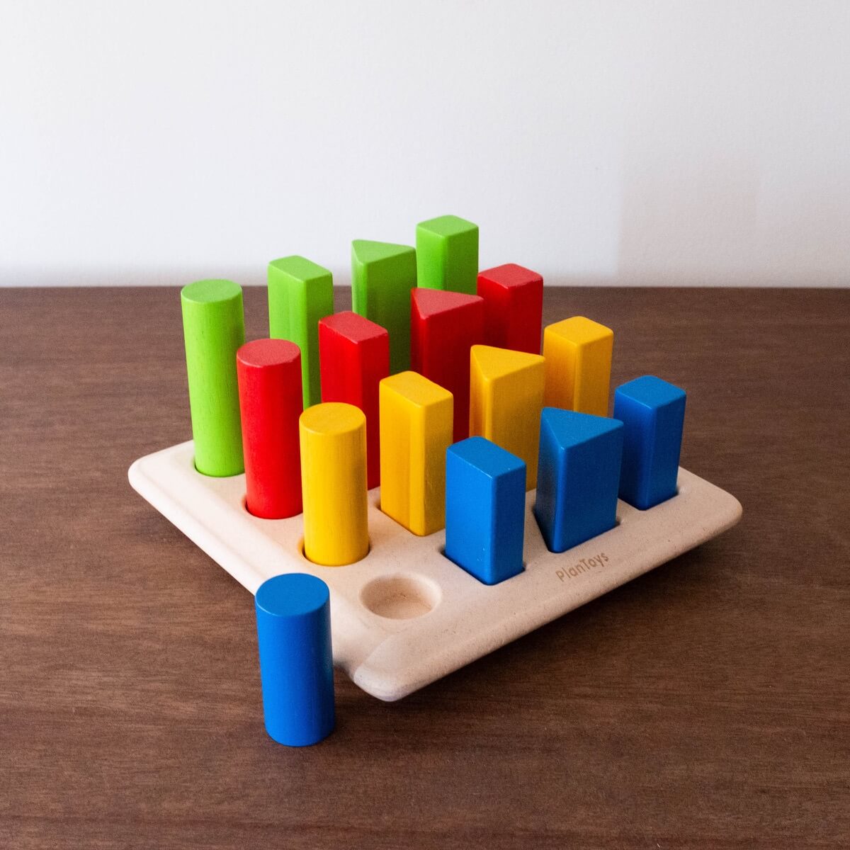 Plateau à chevilles géométrique-Plan Toys-Boutique LeoLudo