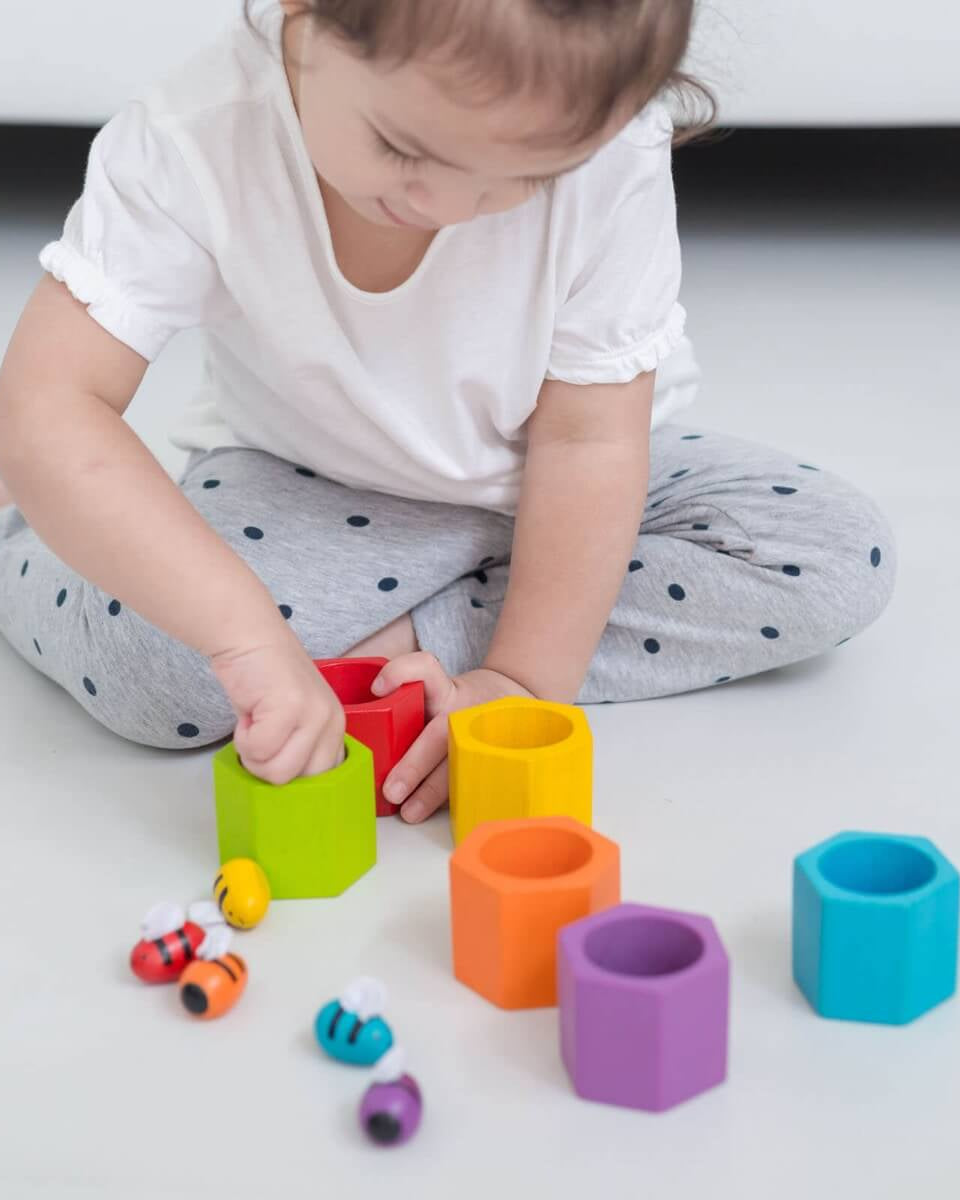 Ruche d'abeilles à trier - Jouets à trier & empiler - Boutique LeoLudo - Plan Toys