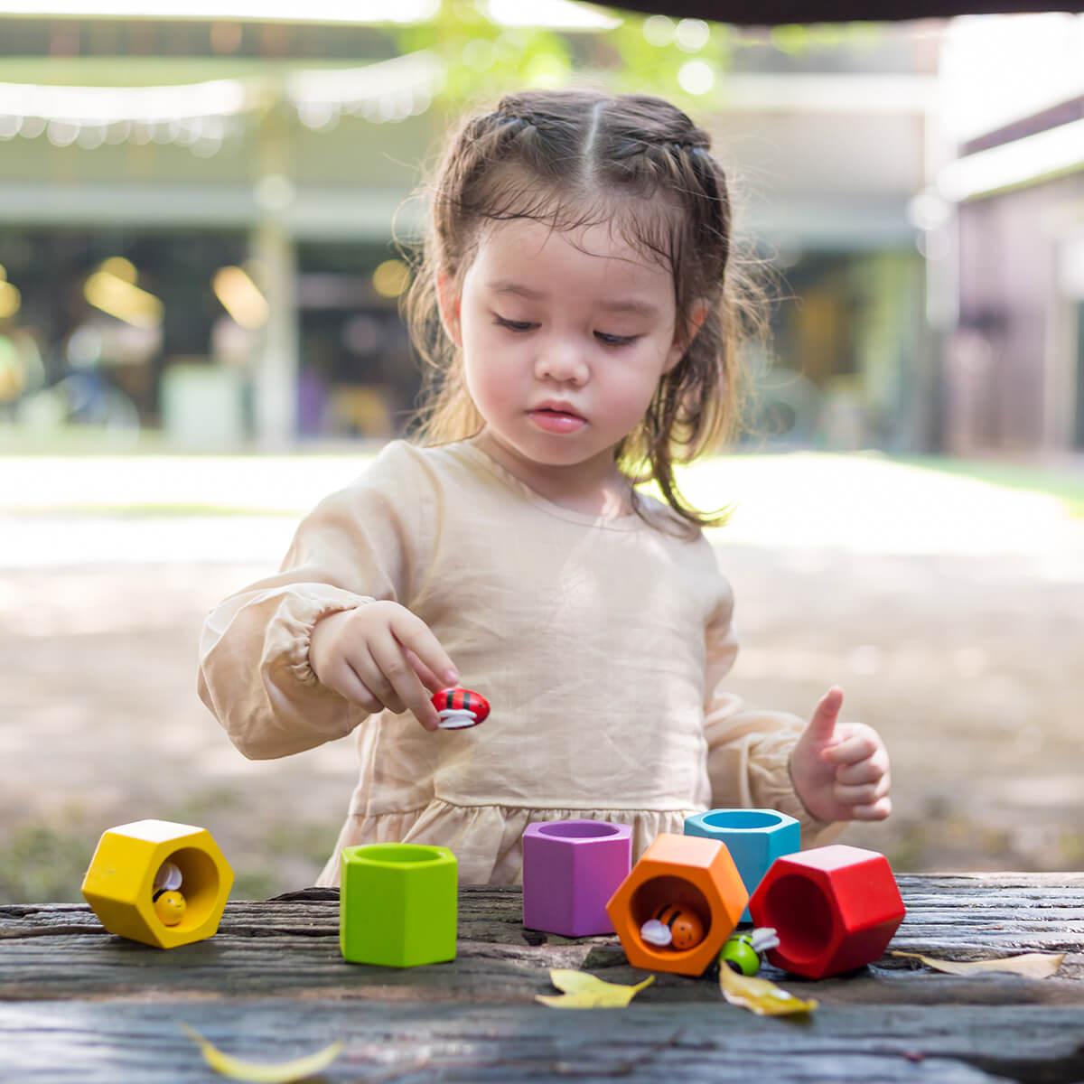 Ruche d'abeilles à trier - Jouets à trier & empiler - Boutique LeoLudo - Plan Toys