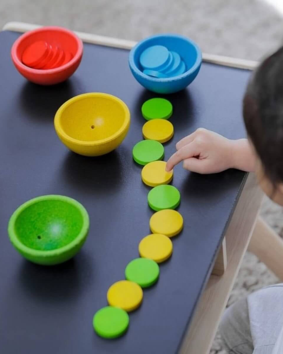 Tasses et jetons à compter et trier - Jouets à trier & empiler - Boutique LeoLudo - Plan Toys