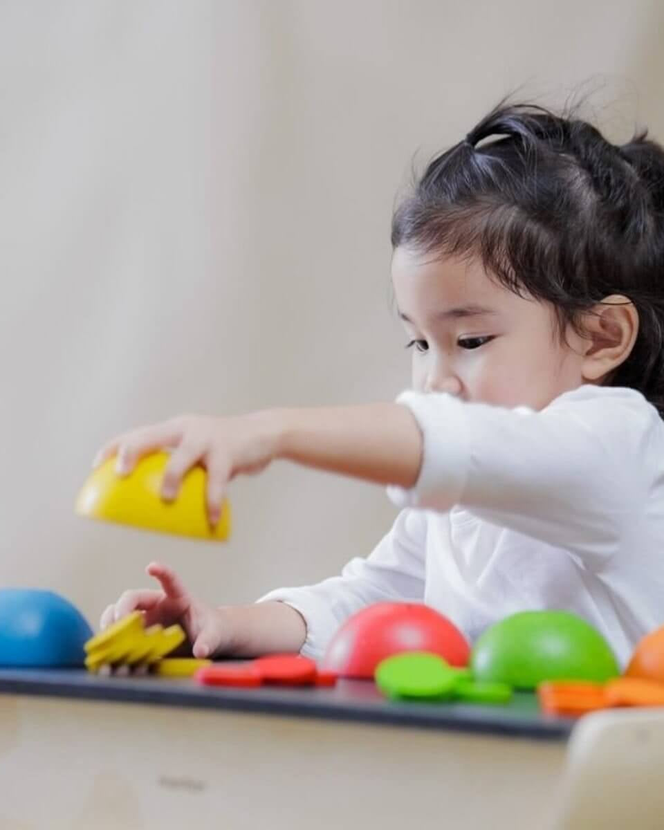 Tasses et jetons à compter et trier - Jouets à trier & empiler - Boutique LeoLudo - Plan Toys