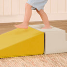 Enfants qui grimpent sur les WonderShapes