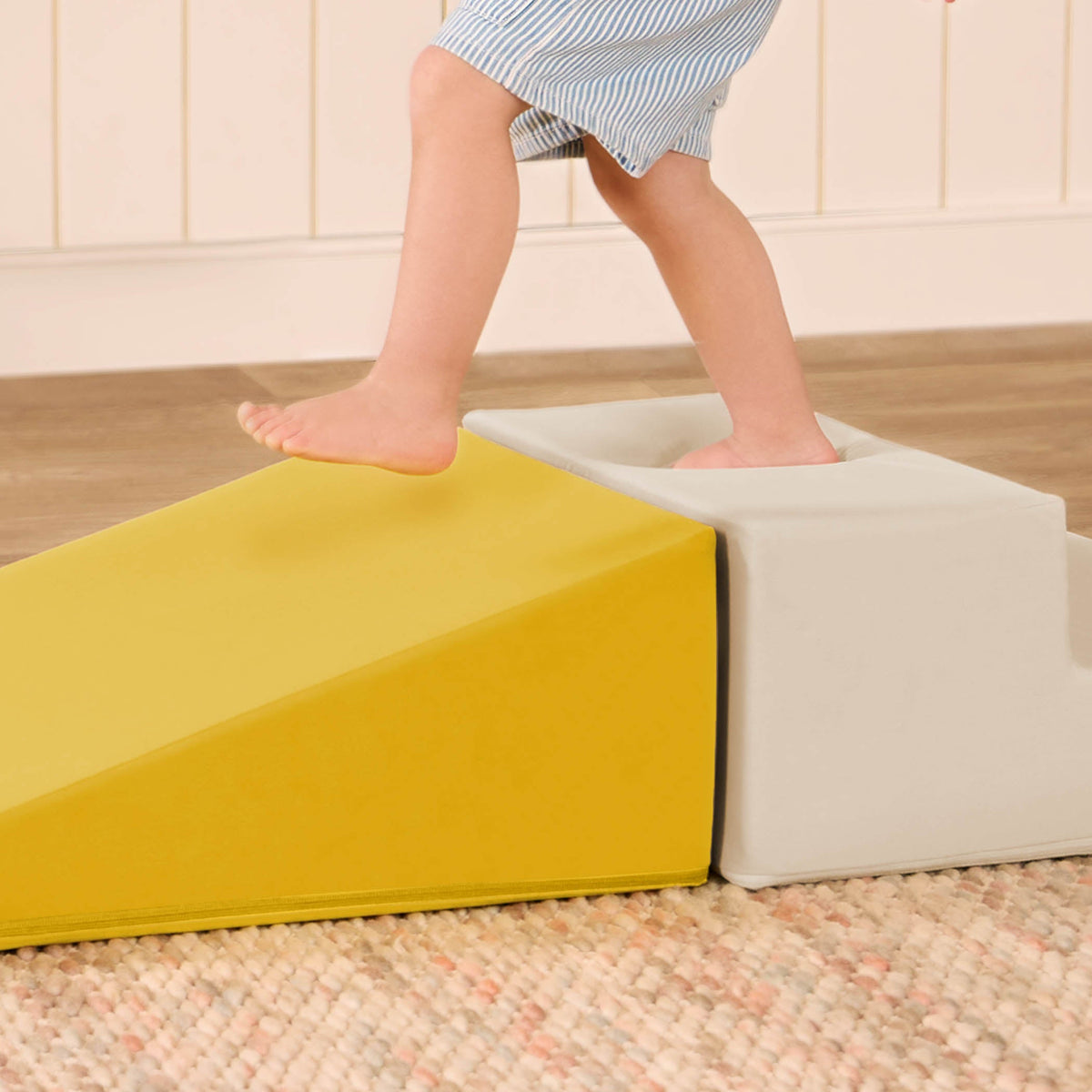 Enfants qui grimpent sur les WonderShapes