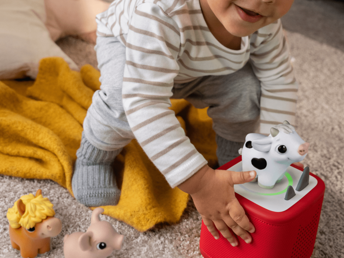 Bébé jouant avec Mes Premiers Tonies