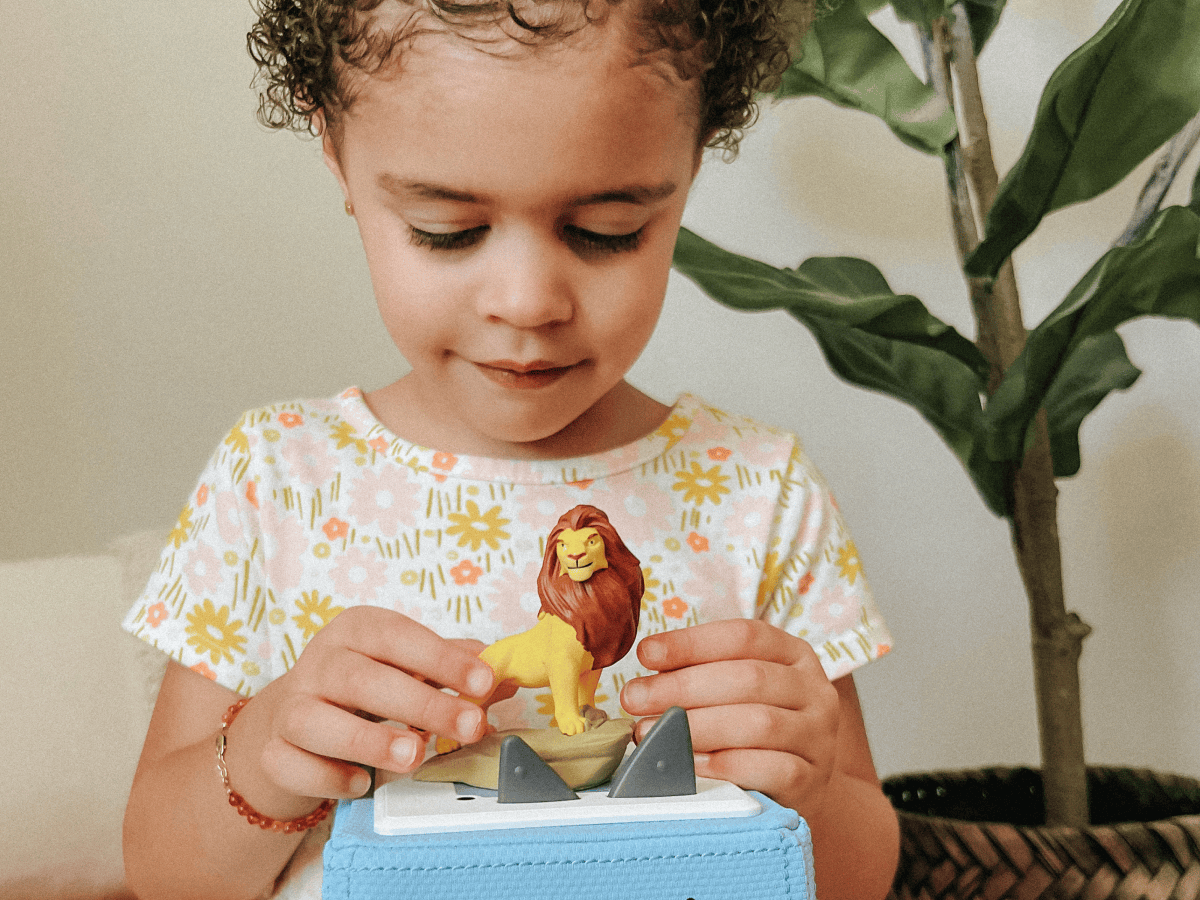 Enfant écoutant le Tonie Le Roi Lion