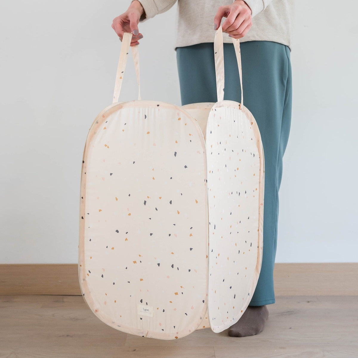 Panier à linge pop-up en tissu recyclé - Terrazzo beige - 3 Sprouts - Boutique LeoLudo