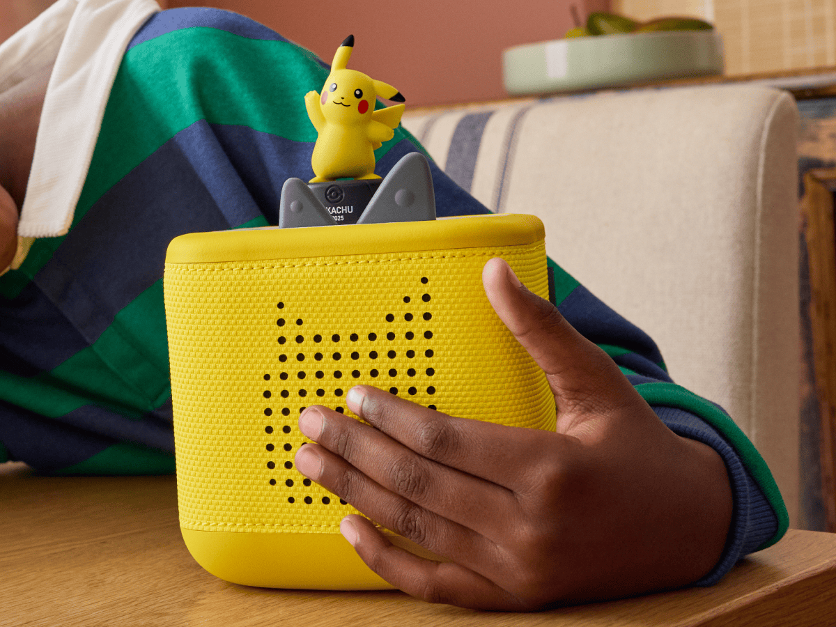Enfant avec la Toniebox 2 Pikachu