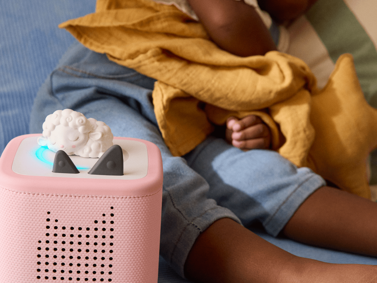 Enfant avec le Tonie Sleepy Sheep