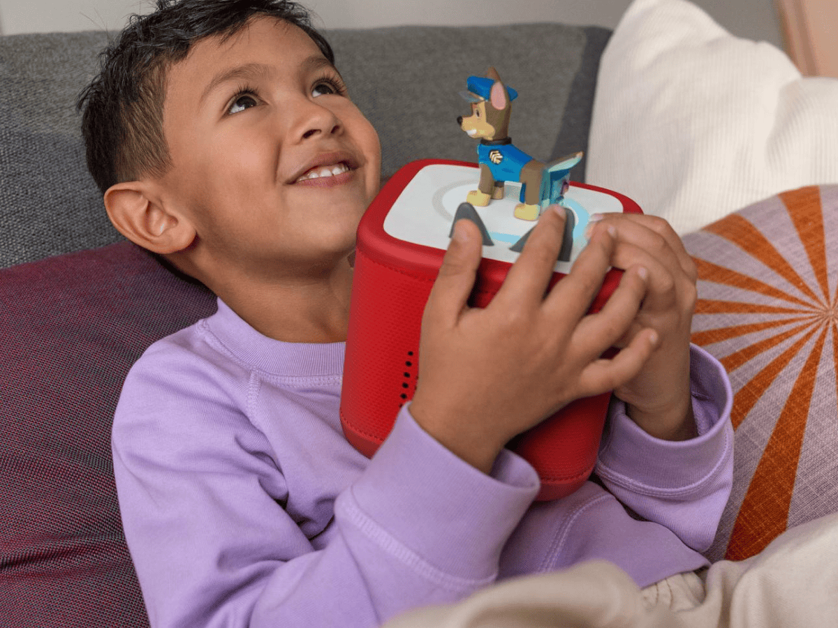 Enfant avec sa Toniebox 2