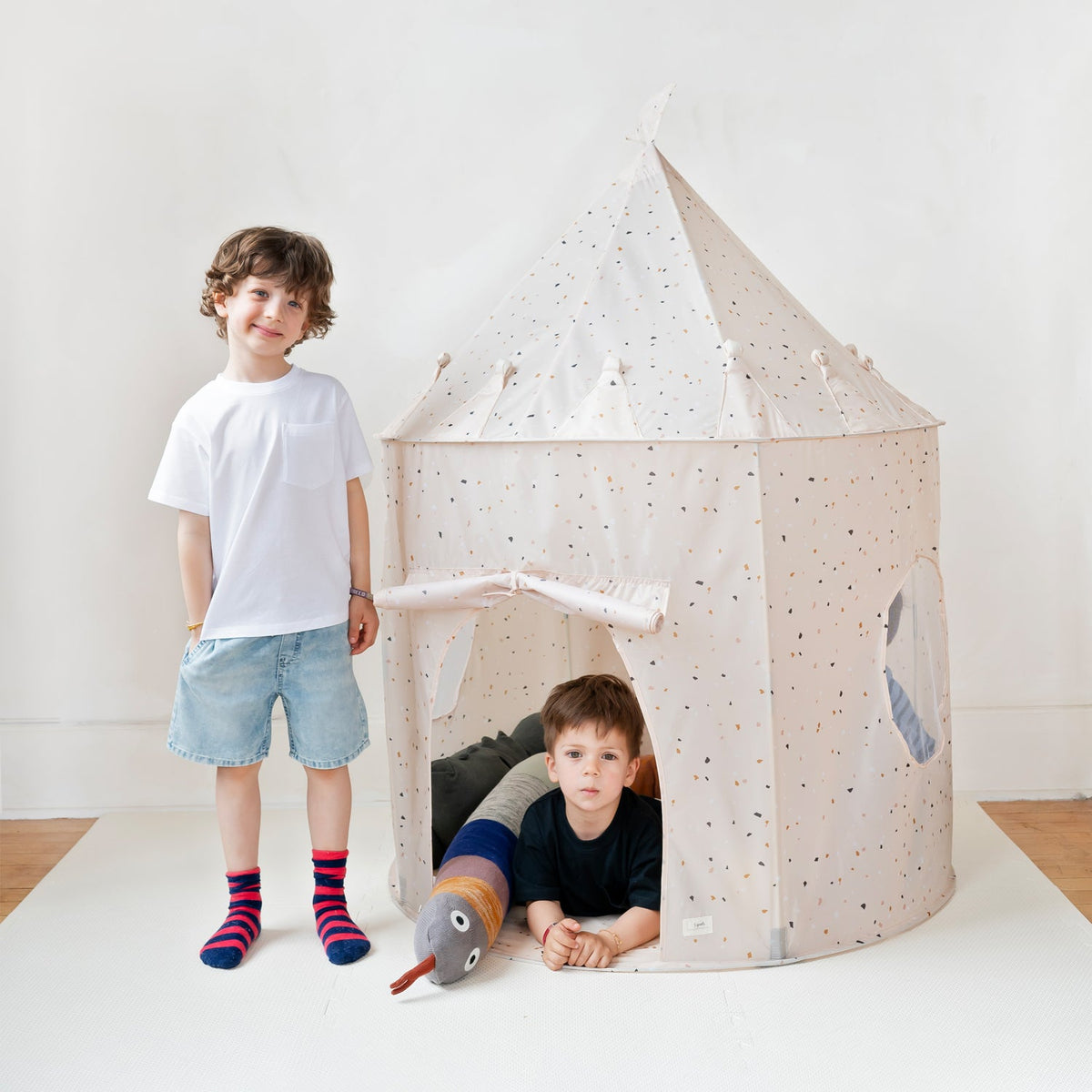 Tente de jeu château en tissu recyclé - Terrazzo beige - 3 Sprouts - Boutique LeoLudo