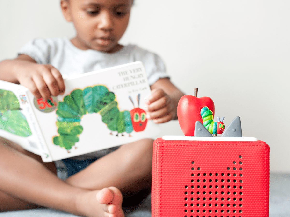 Enfant écoutant la Chenille
