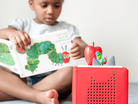 Enfant écoutant la Chenille